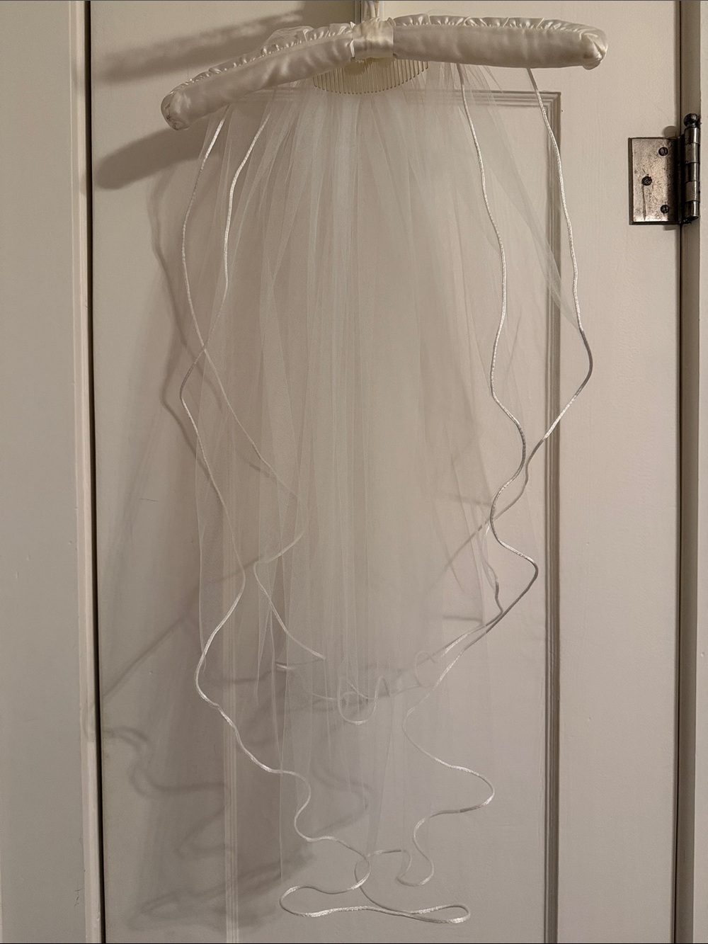Bridal Veil, White Tulle 2-layer, Satin Edge Trim, 4” Comb, Elbow Length, New - Picture 6 of 8
